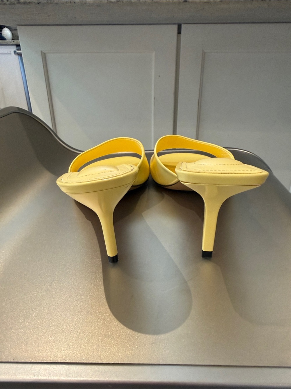 NIB JACQUEMUS Yellow Cubisto 70mm Patent Open-Toe leather mules - Picture 6 of 7